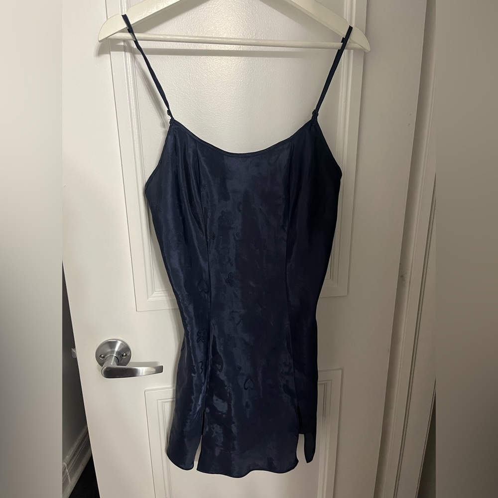 Short dark blue mini dress with floral patterns and two slits